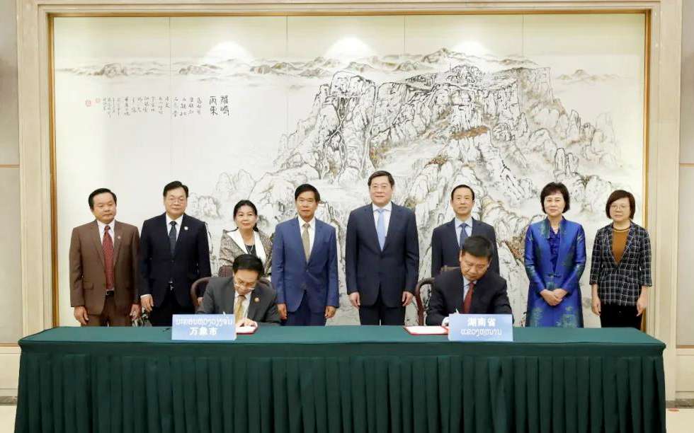 华亿(中国)官方向老挝万象捐赠7台环卫装备，助力“一带一路”建设